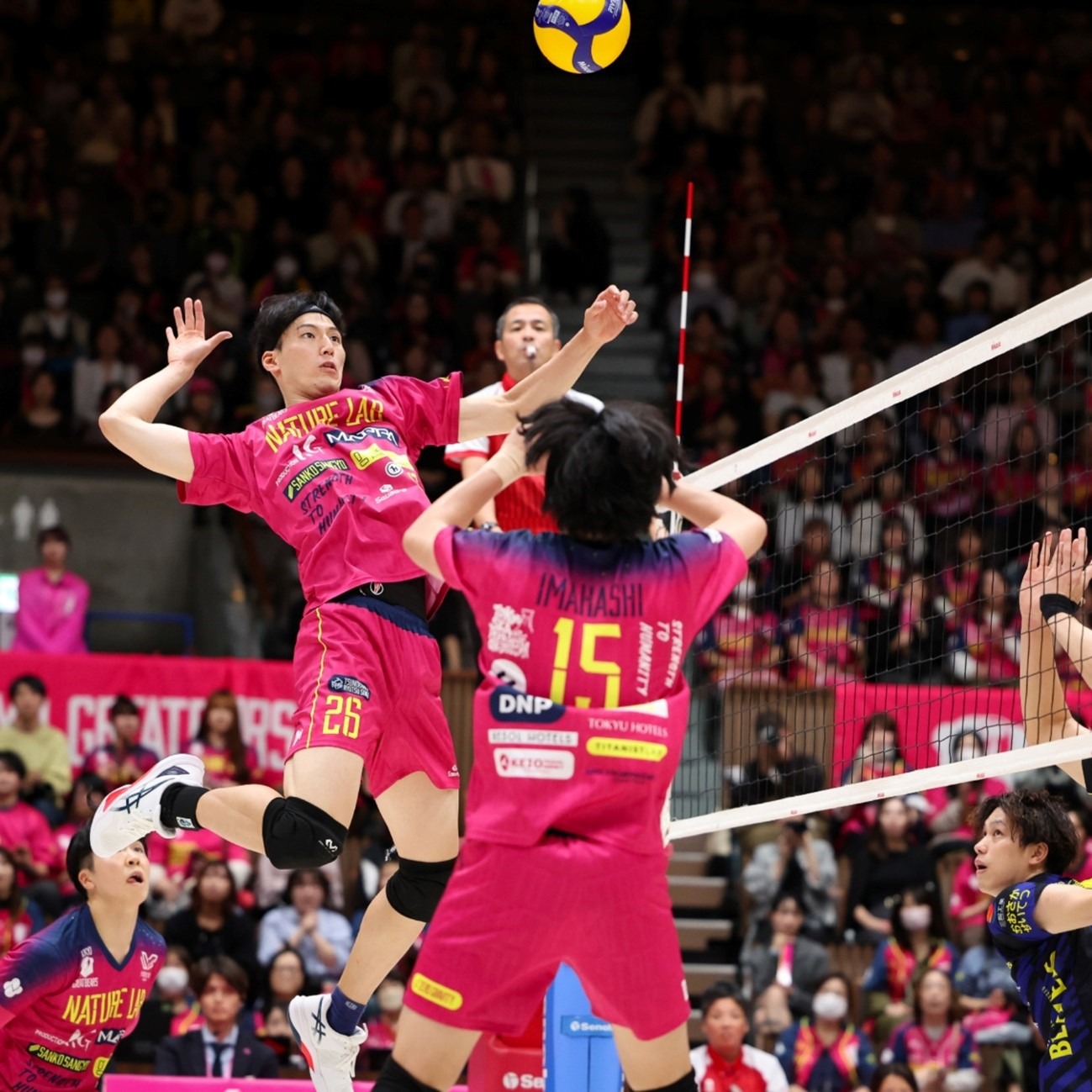 深蹲不会屈髋的话，可以在后面放一张凳子，找一找感